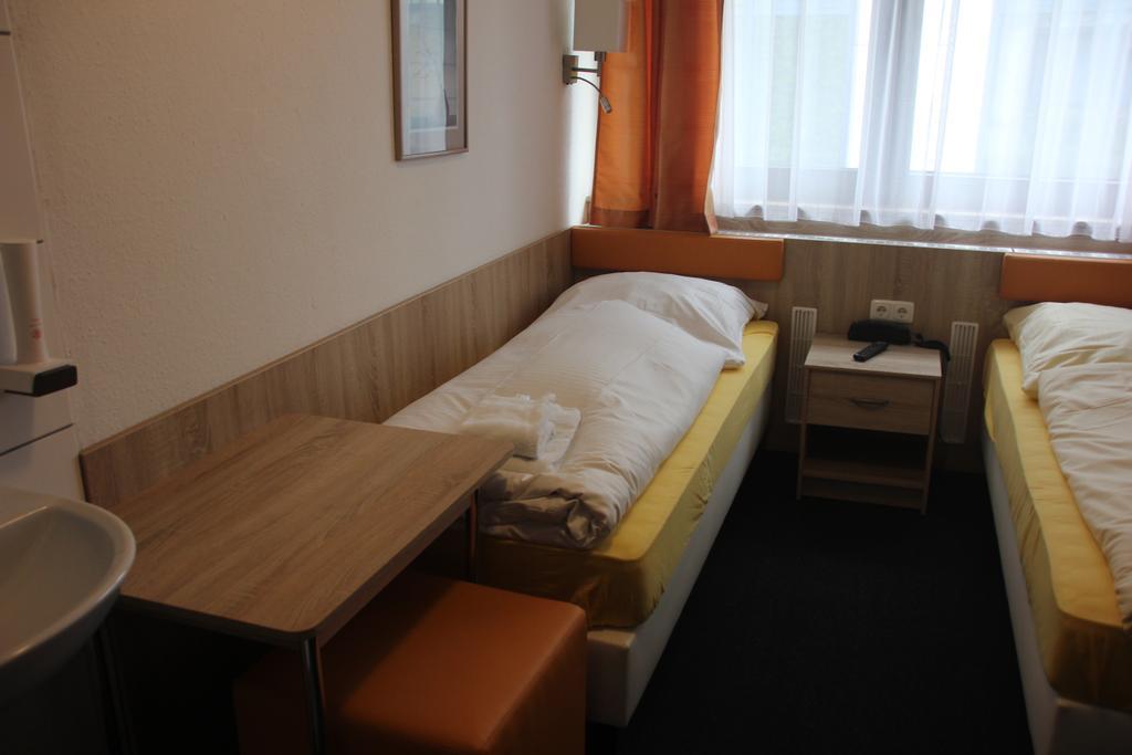 Airport-Hotel Zum Taubengrund Кельстербах Экстерьер фото